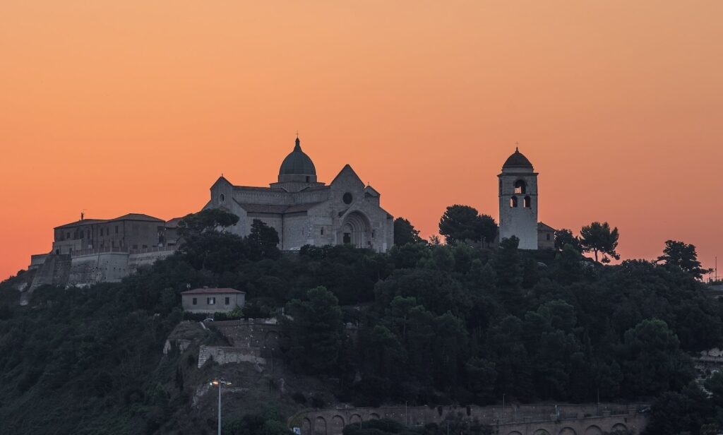 Viaggio ad Ancona in 10 punti tra curiosità, sorprese e spirito del luogo.